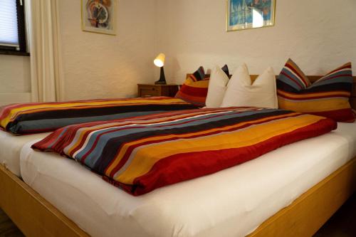 エールヴァルトにあるAppartement Valentinのベッドルーム1室(カラフルな毛布付きのベッド2台付)