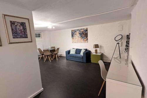 柏林的住宿－Central, cozy & beautiful designed 2-rooms Apt. near river，客厅配有蓝色的沙发和桌子