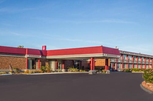 an empty parking lot in front of a building at Red Roof Winchester - Lexington East in Winchester