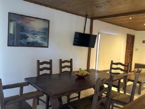 comedor con mesa de madera y sillas en LOS ABUELOS Casa a 50 metros del mar en Mar del Plata