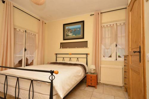 Tempat tidur dalam kamar di Cosy Antibes villa