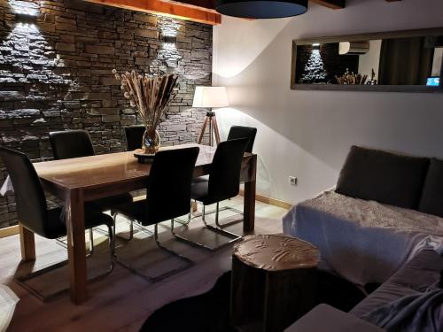 Posedenie v ubytovaní Appartement T3 Duplex Cures ou vacances, En plein Centre-ville Allée d'Ethigny