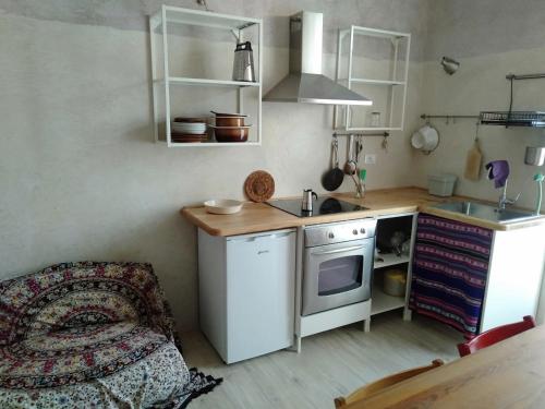 a small kitchen with a sink and a stove at Marsò _ Piccolo rifugio cittadino in Turin