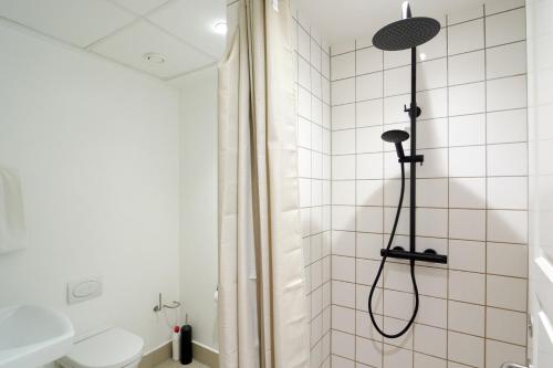 y baño con ducha y aseo. en Scandinavian Style 3BR in Copenhagen City Centre, en Copenhague