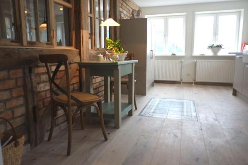 eine Küche mit einem Tisch und Stühlen im Zimmer in der Unterkunft Wohnen am Dehnthof Haus 1 in Kappeln