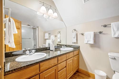 a bathroom with two sinks and a toilet at Ranch Home in Glenwood Springs