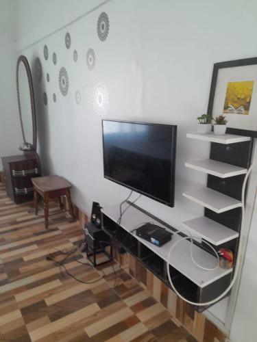 TV a/nebo společenská místnost v ubytování Saroni Homestay,Tangabari,Salbari 30 mins from Manas NPark