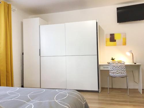 Posteľ alebo postele v izbe v ubytovaní Appartements Sun, parking, centre ville , proche Sanctuaires