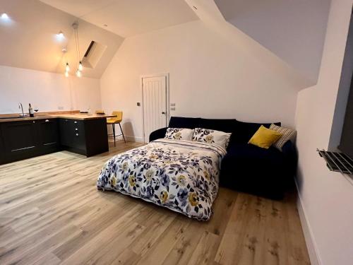Llit o llits en una habitació de Apple Tree Apartment