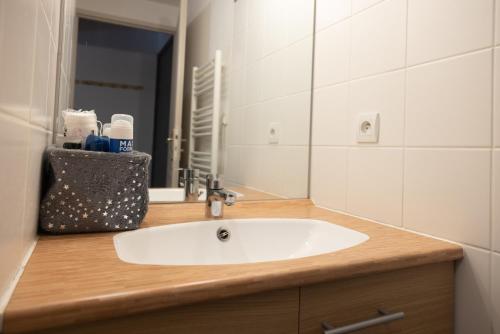 a bathroom with a sink and a mirror at 12 mn Megeve studio confort in Flumet