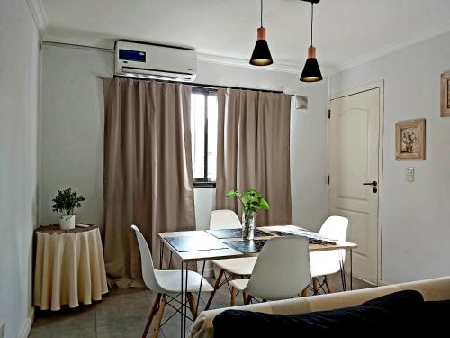 sala de estar con mesa y sillas blancas en Luminoso departamento en zona residencial en Mendoza