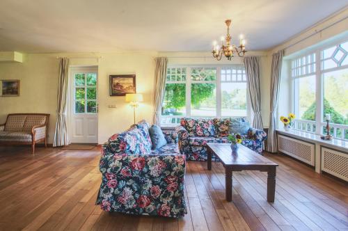 Sala de estar con 2 sofás y mesa en Reetdachhaus mit großem Garten und Kamin, en Marlow