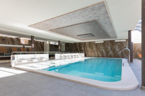 una piscina al centro di un edificio di Hotel Crepei a Pozza di Fassa
