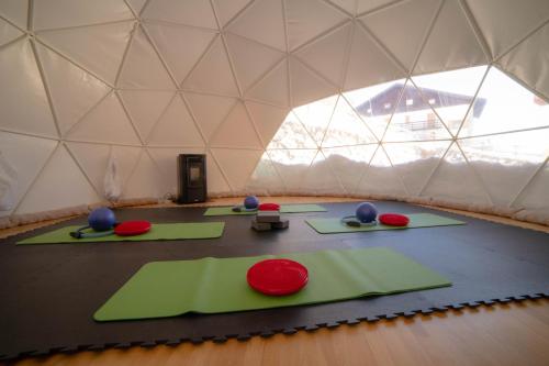 a room with green and red mats in a yurt at Walsertal Residence in Gressoney-la-Trinité