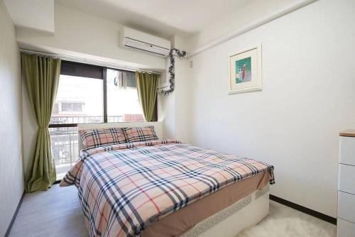 a small bedroom with a bed and a window at 新宿市中心JR线新大久保三分钟紧邻韩国街免费Wi-Fi in Tokyo