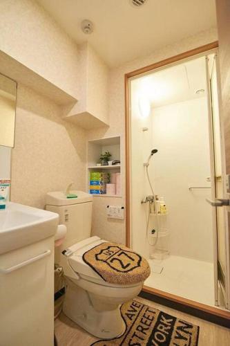 a bathroom with a toilet and a sink and a shower at 新宿市中心JR线新大久保三分钟紧邻韩国街免费Wi-Fi in Tokyo