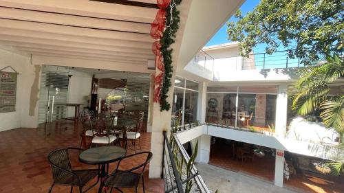 a patio with tables and chairs and a restaurant at Casa Lomas in Tegucigalpa