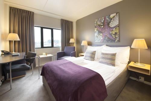 Llit o llits en una habitació de Quality Hotel Tønsberg