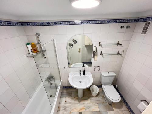 ein Bad mit einem Waschbecken, einem WC und einer Dusche in der Unterkunft El Mirador de Mijas Piscina y Parking gratis in Málaga