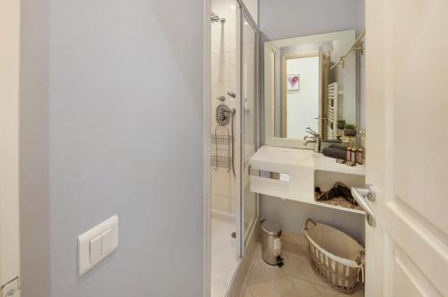 łazienka z umywalką i prysznicem w obiekcie Palais Miramar - Suite & E37 - 20M Plage - Croisette Emplacement Unique - WIFI - Clim w Cannes
