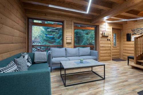Posezení v ubytování TATRYSTAY RiverStone Chalets