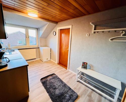 een woonkamer met een keuken en een tafel bij Ferienhaus Lotte in Detern