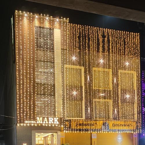 ein großes Gebäude mit Weihnachtslichtern drauf in der Unterkunft Hotel Mark in Ambāla