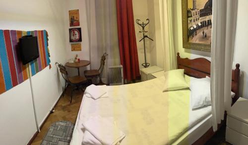 a bedroom with a bed and a television in it at Pensiunea Noemi in Braşov