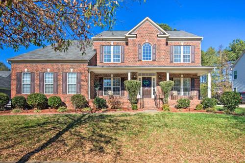 Φωτογραφία από το άλμπουμ του Chic Gastonia Home with Deck, Fire Pit and Grill! σε Gastonia