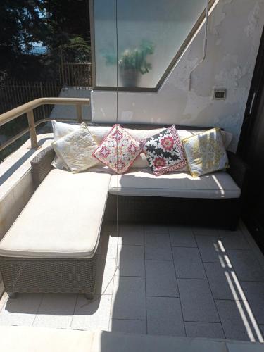 a bench with pillows on it on a porch at Departamento Frente al Mar in Concón