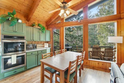 a kitchen with a wooden table and a ceiling fan at Tahquitz Rock Lodge in Idyllwild