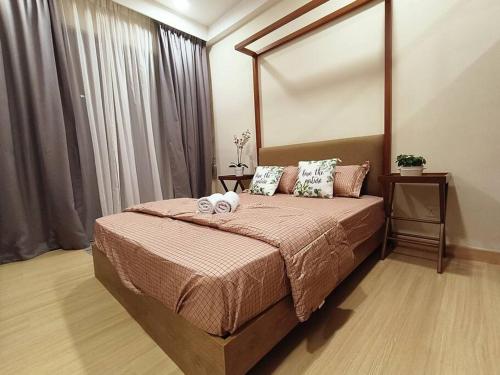 a bedroom with a bed with two towels on it at LovelySea Holiday TimurBay 1R1B condo 4pax恋恋海之屋度假村 in Kuantan