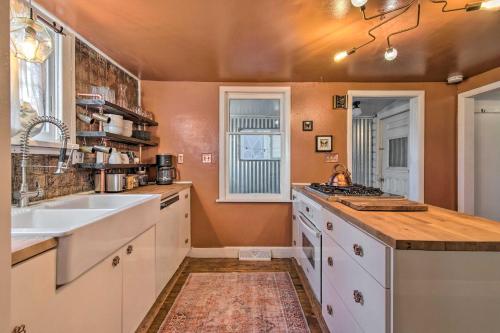 eine Küche mit einer Spüle und einer Arbeitsplatte in der Unterkunft Charming Denver Home Outdoor Oasis with Grill in Denver