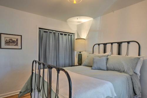 1 dormitorio con cama y ventana en Charming Denver Home Outdoor Oasis with Grill en Denver