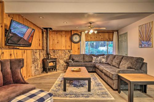 Peaceful Twain Harte Cabin with Deck and Fishing!