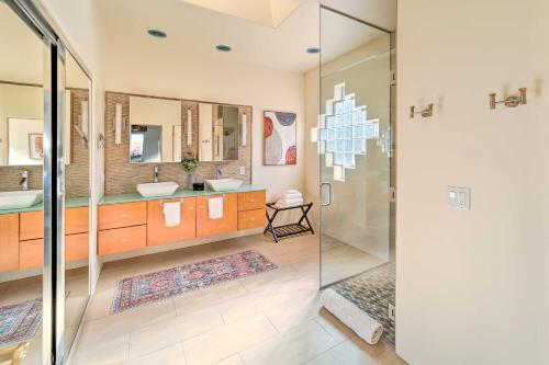 Koupelna v ubytování Central Sedona Home with Red Rock Mountain View