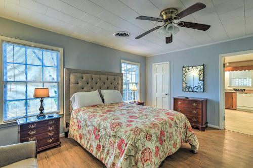 Schlafzimmer mit einem Bett und einem Deckenventilator in der Unterkunft Lutherville Home Close to Shopping and More! 