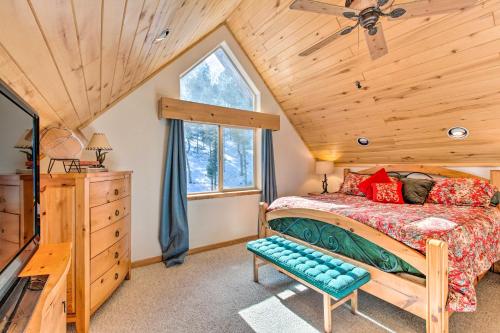 1 dormitorio con cama y techo de madera en Stunning Angel Fire Home 3 Mi to Ski Resort!, en Angel Fire