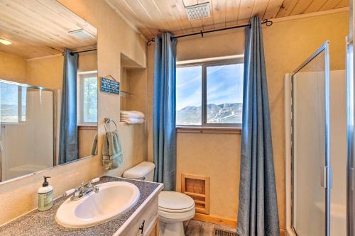 baño con lavabo y aseo y ventana en Stunning Angel Fire Home 3 Mi to Ski Resort!, en Angel Fire