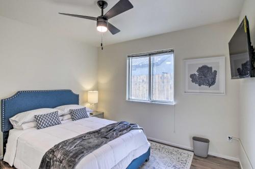 Un dormitorio con una cama y un ventilador de techo. en Family-Friendly Getaway Community Amenities!, en Bakersfield