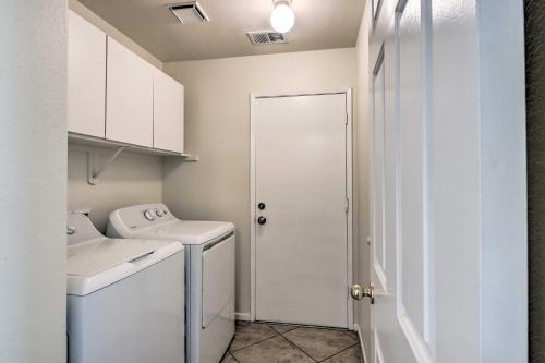 Un lavadero blanco con lavadora y secadora. en Family-Friendly Getaway Community Amenities!, en Bakersfield