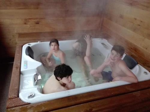 un grupo de personas en una bañera en Cabañas Arcoíris en Pucón