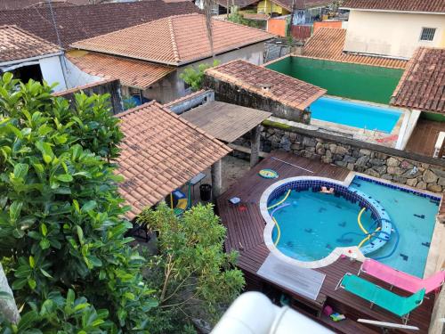 an overhead view of a swimming pool with roofs at Castelinho Solemar - Hot Spa - Studios e Suítes Premiums para Locação - Auto check-in - Monitoramento remoto in Praia Grande