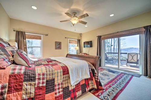 een slaapkamer met een bed en een plafondventilator bij Glenville Serenity Lodge Cabin Lake Views! in Glenville