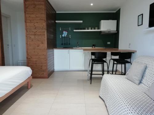 a kitchen with a couch and a table in a room at Clori in Pescia Romana