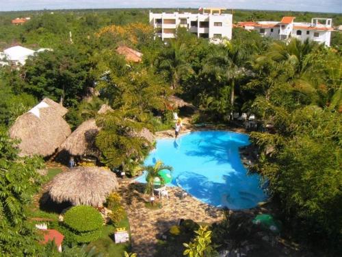 una vista aérea de una piscina en un complejo en Plaza Real Resort en Juan Dolio