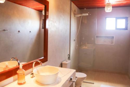 y baño con lavabo, aseo y ducha. en Chale c piscina e churrasqueira em Tibau do Sul RN, en Pipa