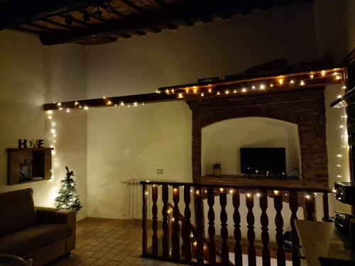 ein Wohnzimmer mit Kamin und Weihnachtsbeleuchtung in der Unterkunft Casa Lavinia in Casperia