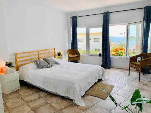 Postel nebo postele na pokoji v ubytování San Agustin apartments , close to the BEACH, with pool!