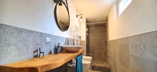 baño con lavabo y espejo en la pared en Casa Valle Parco Lambro, en Albiate